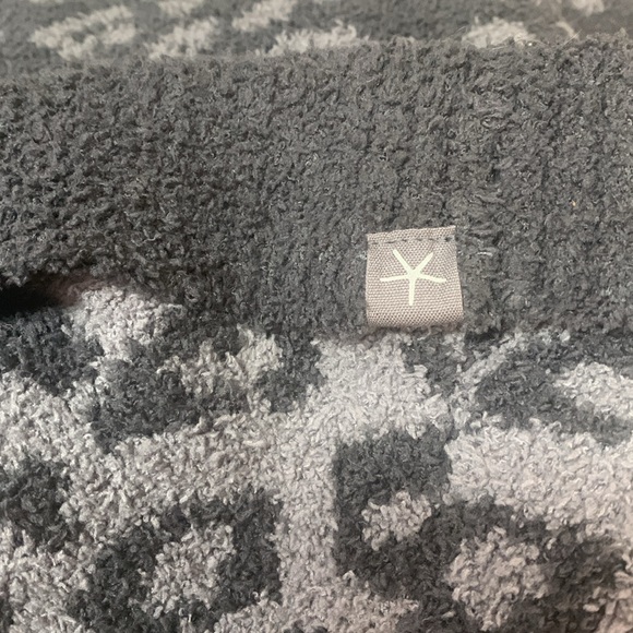 Barefoot Dreams CozyChic In The Wild Scarf and Hat Set Graphite/Carbon NEW - Picture 5 of 5